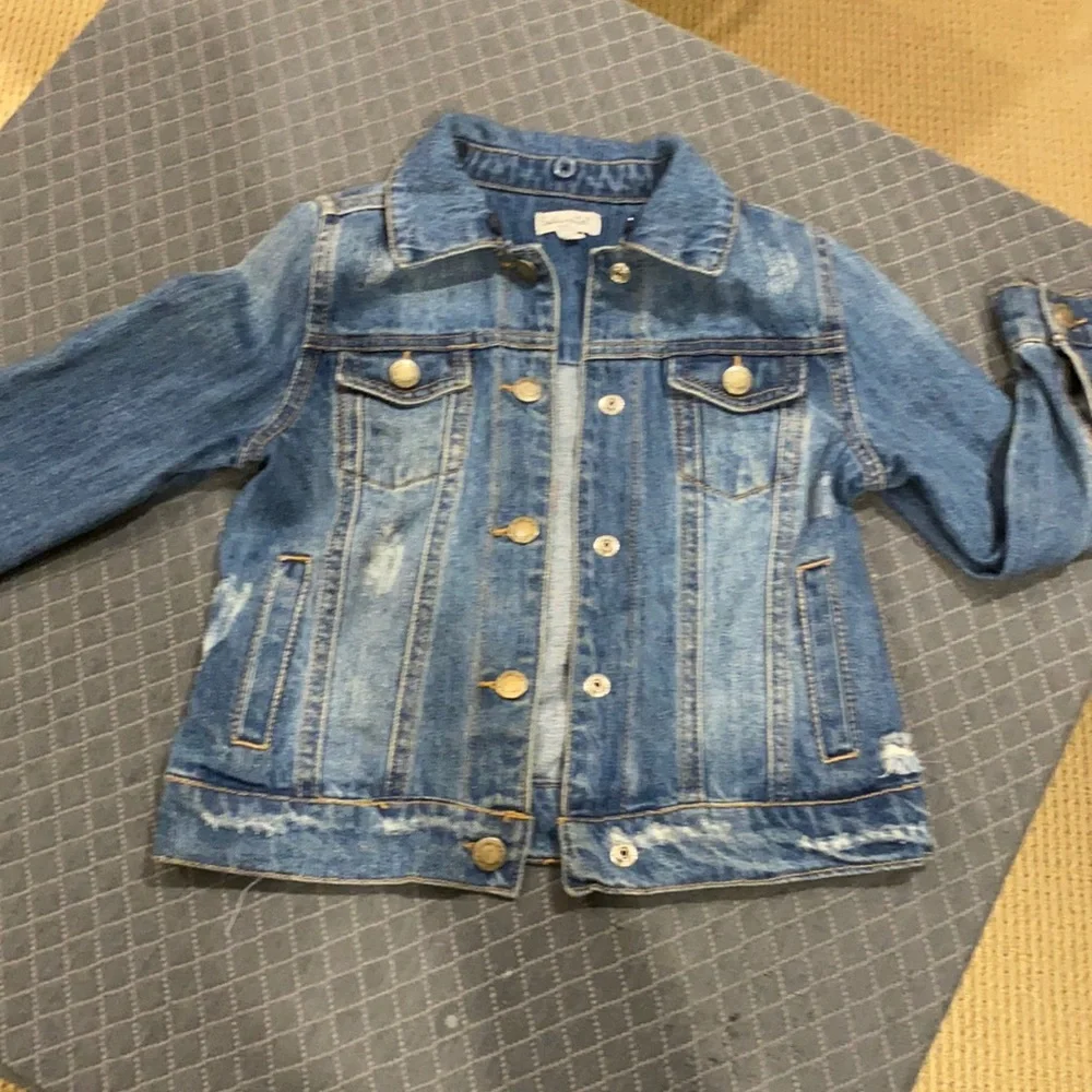 SPLENDID KIDS ADORABLE DENIUM JACKET SIZE 4/5 WITH BLUE FAUX FUR COLLAR